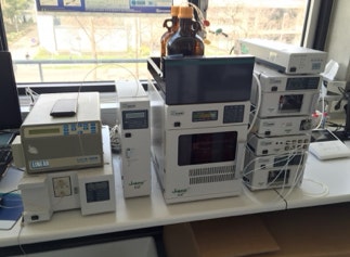 We use this binary-gradient ultra-high pressure liquid chromatography (UHPLC, max. pressure 1,000 bar) system, equipped with a chilled autosampler and a column oven, that is coupled to a fluorescence detector to determine fluorescent analytes, such as tocopherols, phytochemicals, and their metabolites.